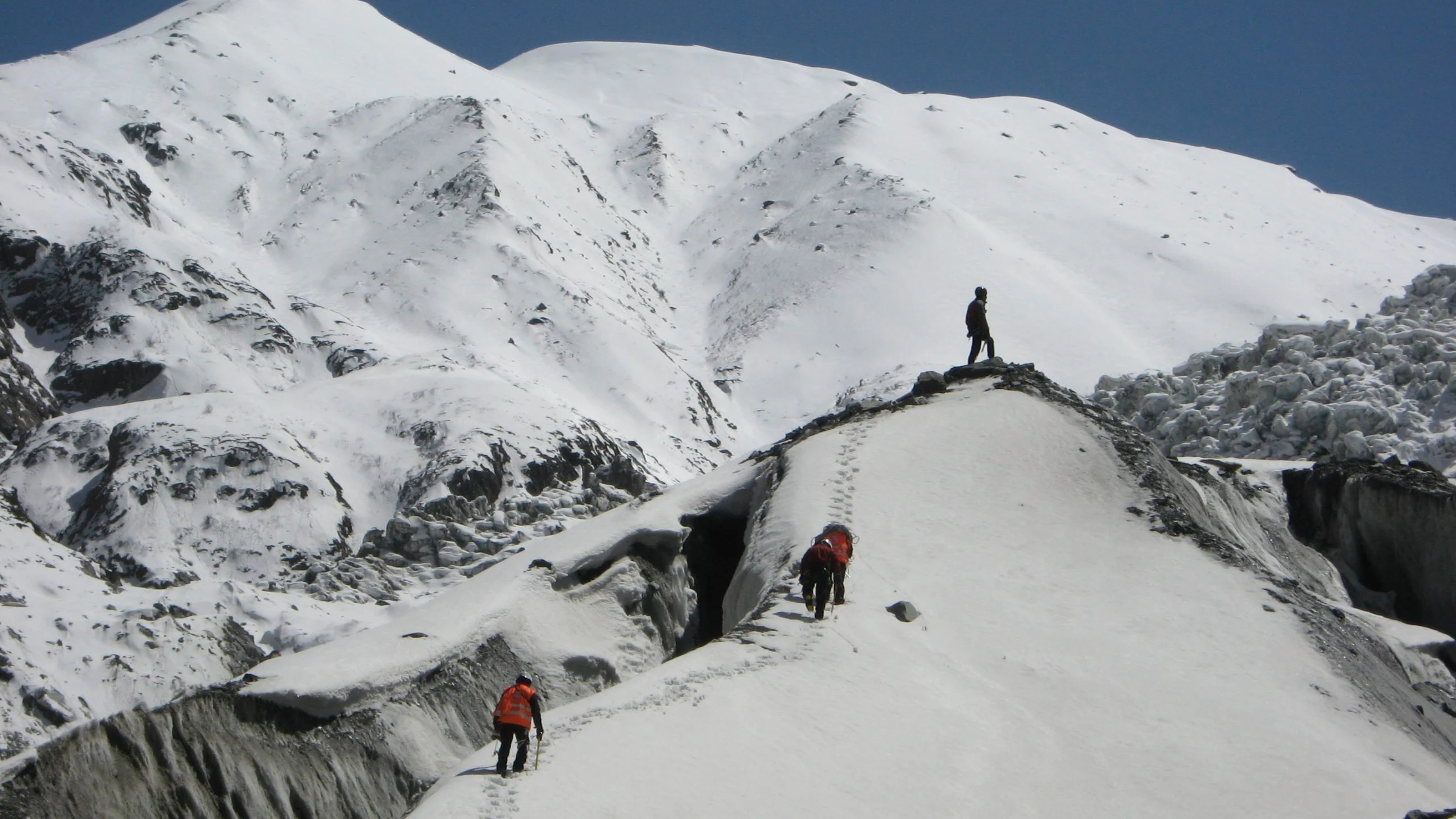 Sin rastros de los tres alpinistas desaparecidos en el K2 hace 3 días: "No tengo esperanzas de que estén vivos" Sin rastros de los tres alpinistas desaparecidos en el K2 hace 3 días: "No tengo esperanzas de que estén vivos"