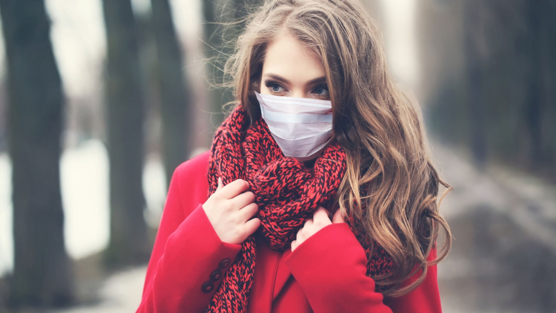 Mujer con mascarilla