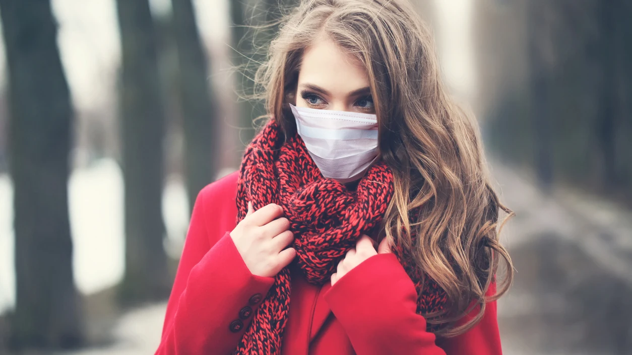 Mujer con mascarilla Mujer con mascarilla
