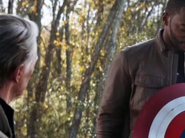 Capitán América entregando el escudo a Falcon Capitán América entregando el escudo a Falcon