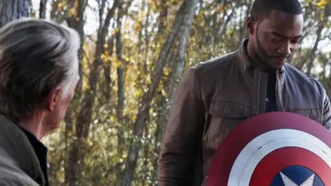 Capitán América entregando el escudo a Falcon Chris Evans y Anthony Mackie en 'Vengadores: Endgame'