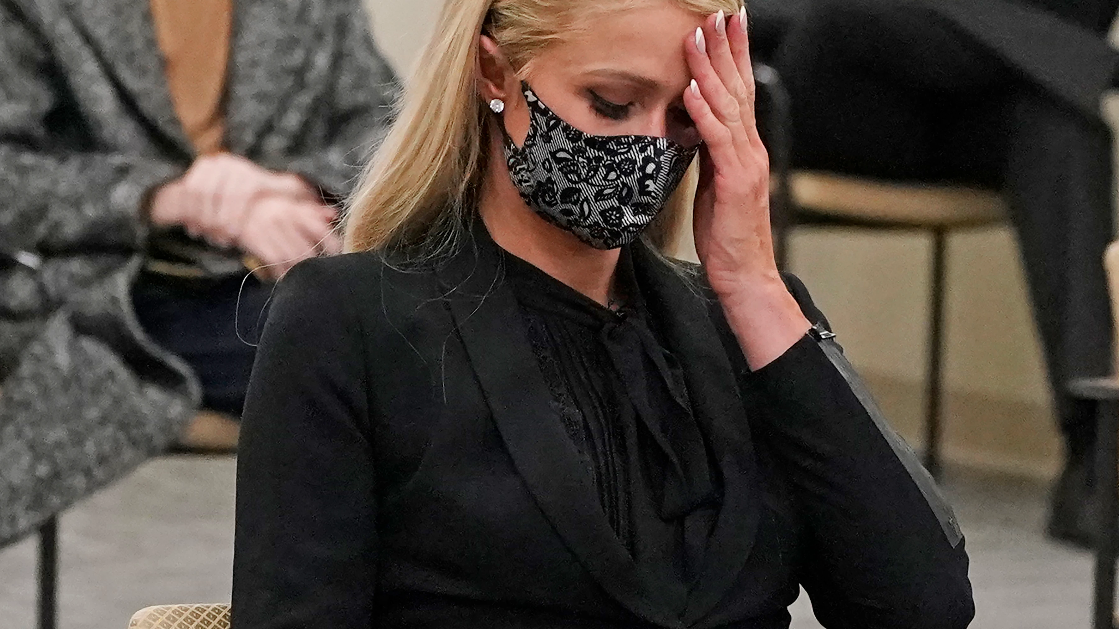 Paris Hilton declara por los abusos que recibió en un internado en Utah La celebrity estaba visiblemente afectada