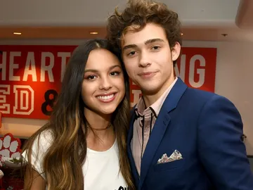 Olivia Rodrigo y Joshua Bassett en la serie de 'High School Musical' Olivia Rodrigo y Joshua Bassett en la serie de 'High School Musical'