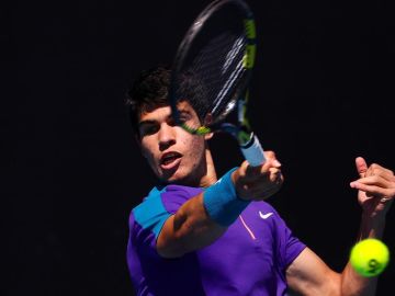 Carlos Alcaraz, gran promesa del tenis español con 17 años, debuta en Australia con victoria en su primer Grand Slam