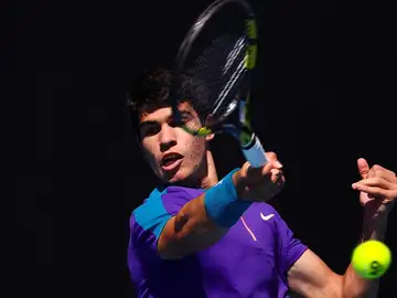 Carlos Alcaraz, gran promesa del tenis español con 17 años, debuta en Australia con victoria en su primer Grand Slam Carlos Alcaraz, gran promesa del tenis español con 17 años, debuta en Australia con victoria en su primer Grand Slam