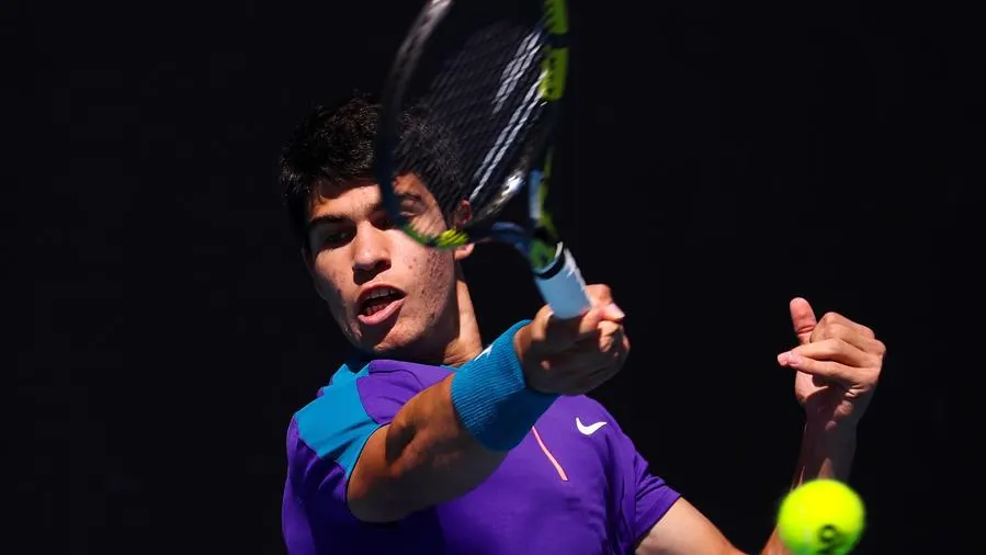 Carlos Alcaraz, gran promesa del tenis español con 17 años, debuta en Australia con victoria en su primer Grand Slam Carlos Alcaraz, gran promesa del tenis español con 17 años, debuta en Australia con victoria en su primer Grand Slam
