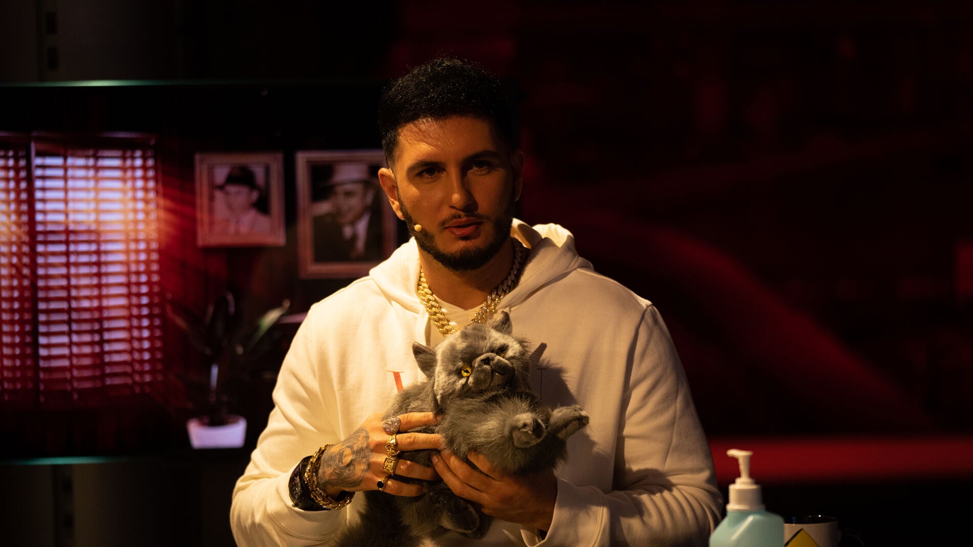Omar Montes muestra su potencial como actor: as&iacute; recrea la escena de 'El Padrino'
