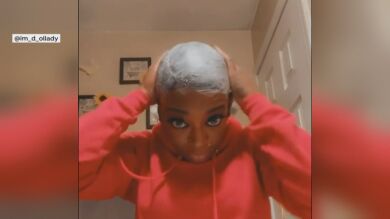 Una 'influencer' cambia la laca por pegamento y termina en el hospital 
