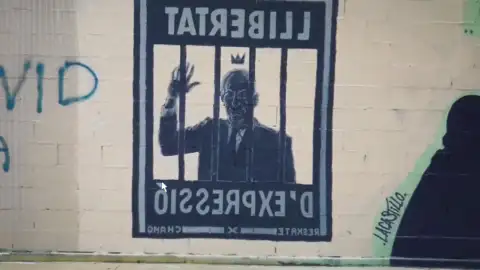 Polémica por un grafiti censurado con el rostro del rey emérito en apoyo al rapero Pablo Hásel Polémica por un grafiti censurado con el rostro del rey emérito en apoyo al rapero Pablo Hásel