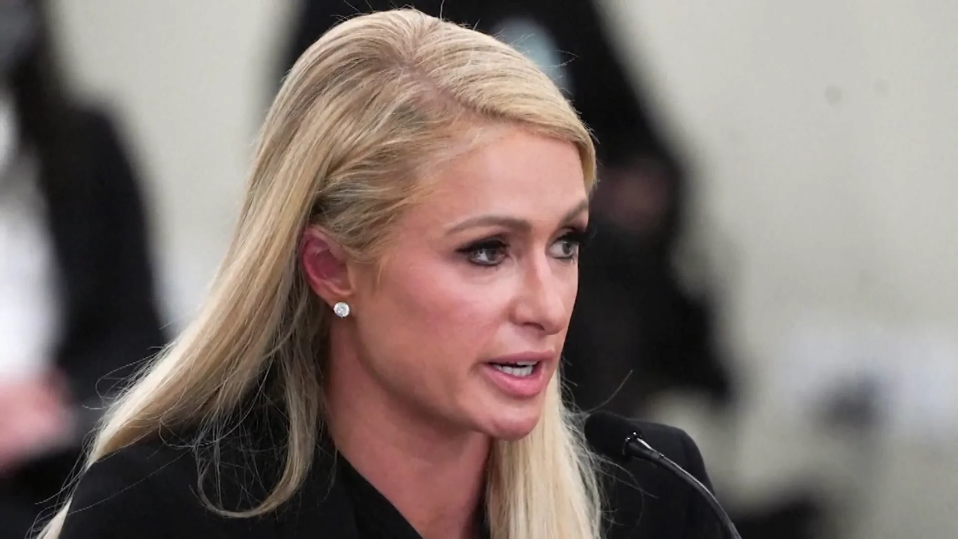 Paris Hilton testifica sobre el presunto abuso que sufrió cuando tenía 17 años Paris Hilton testifica sobre el presunto abuso que sufrió cuando tenía 17 años