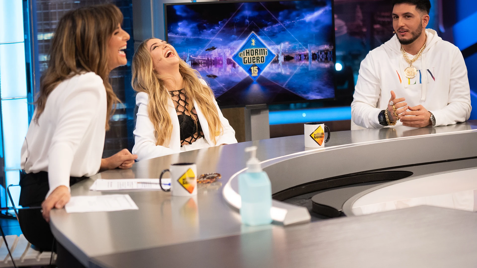 Nuria Roca pone a prueba a Omar Montes hablando en inglés y... ¡recibe una proposición! Nuria Roca pone a prueba a Omar Montes hablando en inglés y... ¡recibe una proposición!