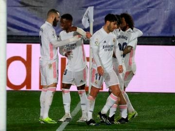 Los jugadores del Real Madrid celebran el gol de Mendy