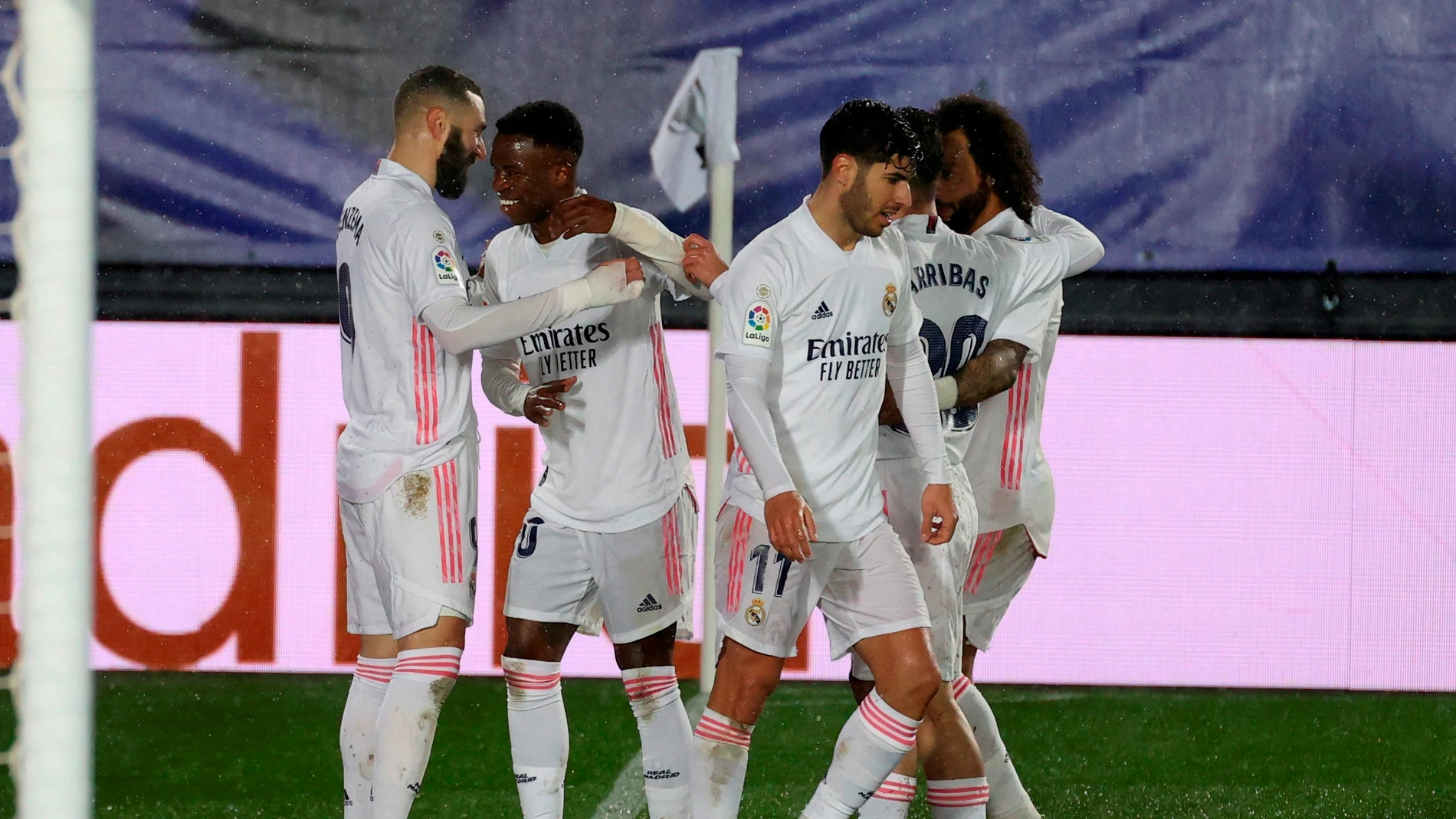 Los jugadores del Real Madrid celebran el gol de Mendy Los jugadores del Real Madrid celebran el gol de Mendy