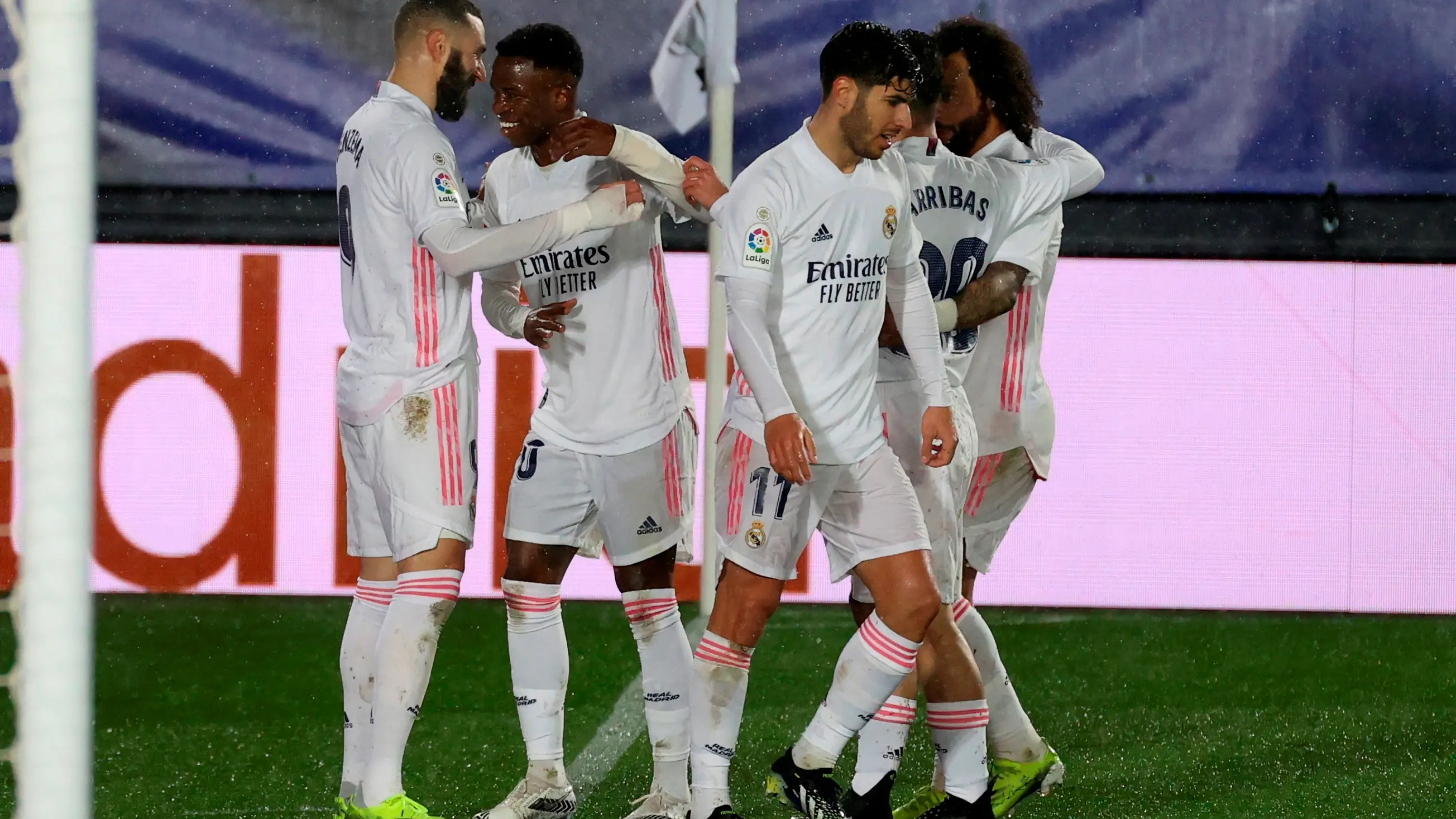Los jugadores del Real Madrid celebran el gol de Mendy