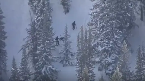 Mueren 4 jóvenes esquiadores sepultados por un alud de nieve en Utah (Estados Unidos) Mueren 4 jóvenes esquiadores sepultados por un alud de nieve en Utah (Estados Unidos)