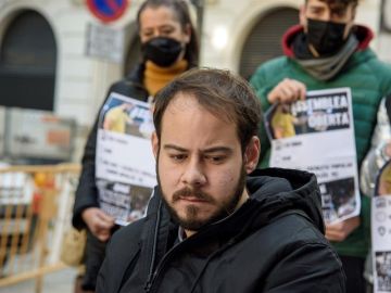 Almodóvar, Serrat o Javier Bardem, entre los 200 firmantes de un manifiesto que pide la libertad de Pablo Hasel