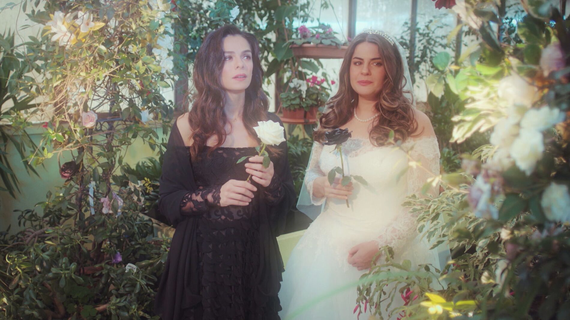 El enigm&aacute;tico sue&ntilde;o de Bahar con su padre y con Yeliz: una rosa blanca y una negra 