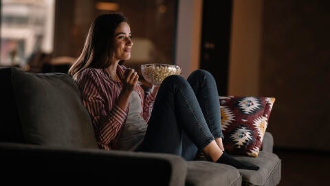Mujer viendo la tele