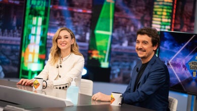 Javier Veiga sale de una situación comprometida con un mensaje de amor hacia Marta Hazas