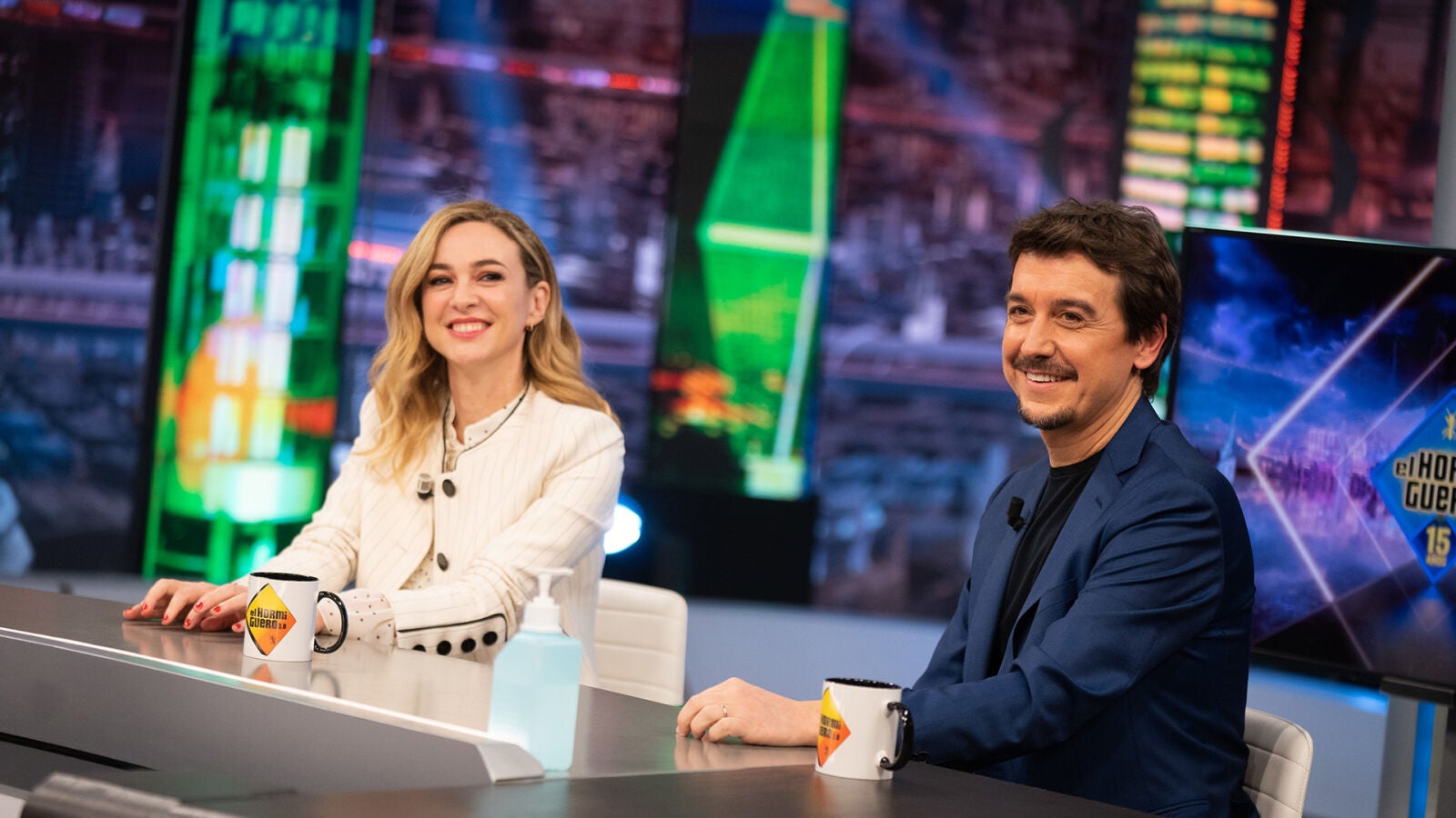 Javier Veiga sale de una situación comprometida con un mensaje de amor hacia Marta Hazas