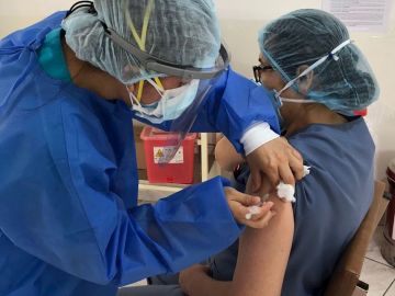 Una sanitaria se vacuna contra el coronavirus