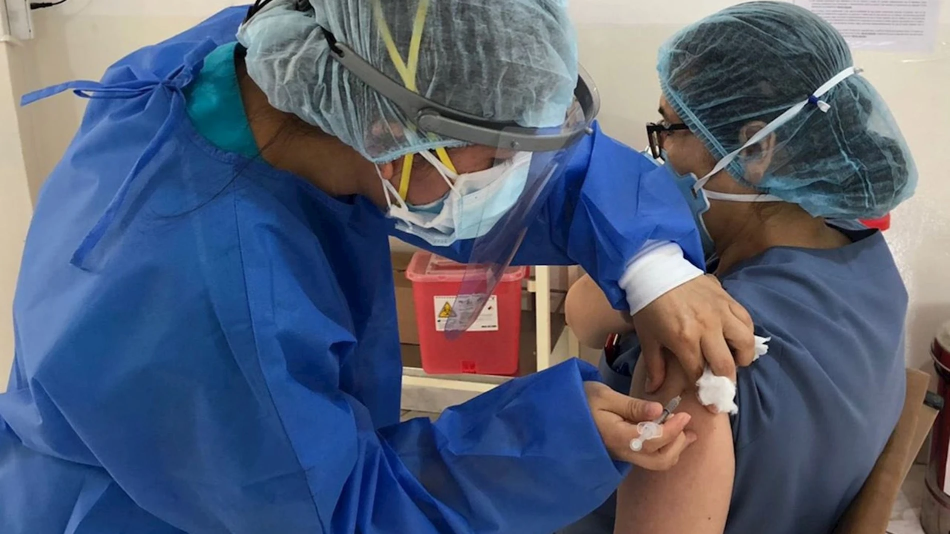 Una sanitaria se vacuna contra el coronavirus Una sanitaria se vacuna contra el coronavirus