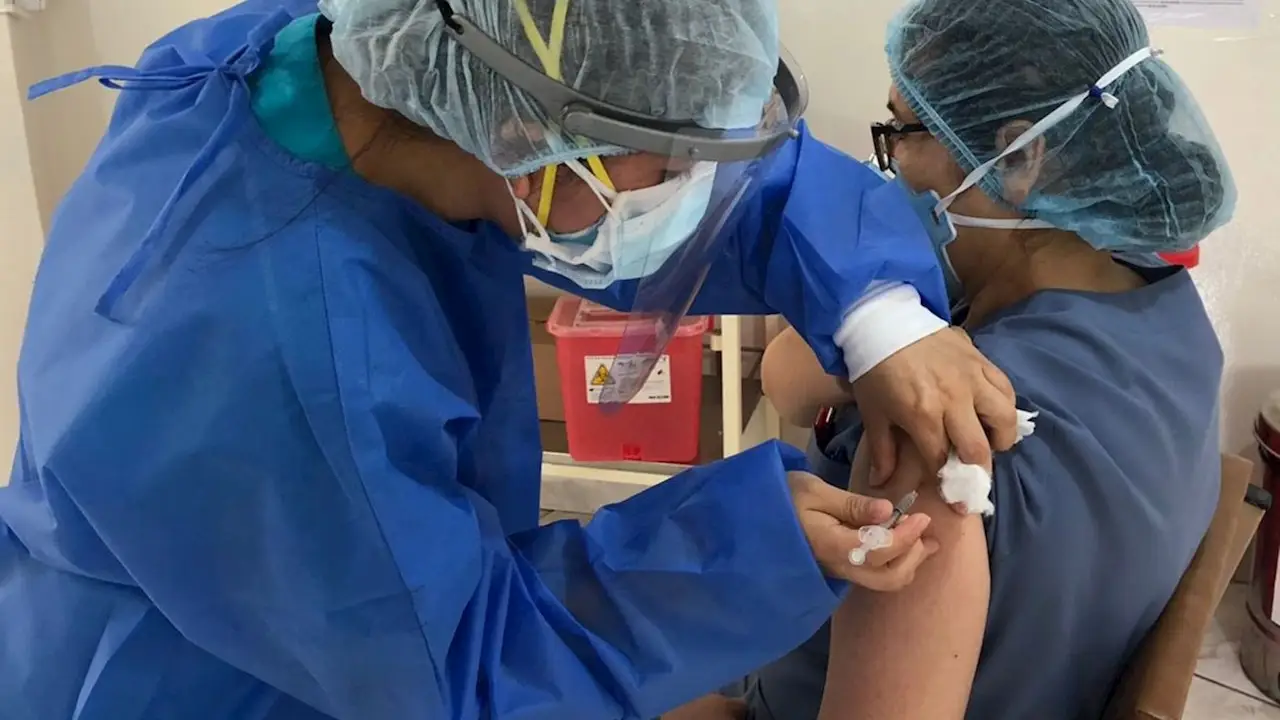Una sanitaria se vacuna contra el coronavirus Una sanitaria se vacuna contra el coronavirus