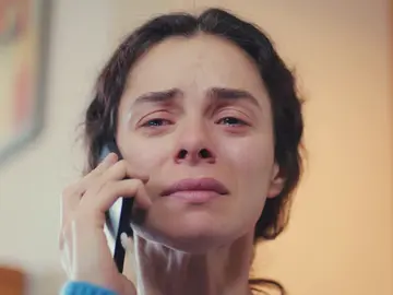 Bahar descubre de la muerte de Yeliz a través de una desafortunada llamada Bahar descubre de la muerte de Yeliz a través de una desafortunada llamada