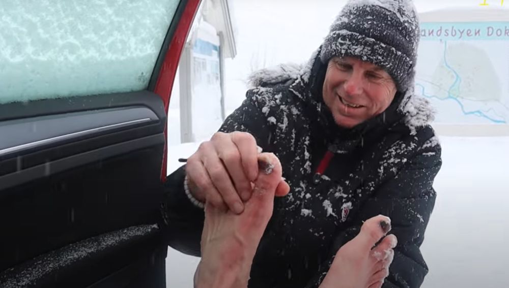 Un atleta noruego bate el Récord Guinness de correr una media maratón sobre la nieve totalmente descalzo