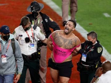 Yuri Andrade es arrestado después de saltar al campo de juego durante la Super Bowl