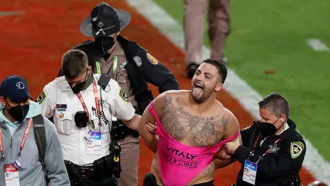 Yuri Andrade es arrestado después de saltar al campo de juego durante la Super Bowl Yuri Andrade es arrestado después de saltar al campo de juego durante la Super Bowl
