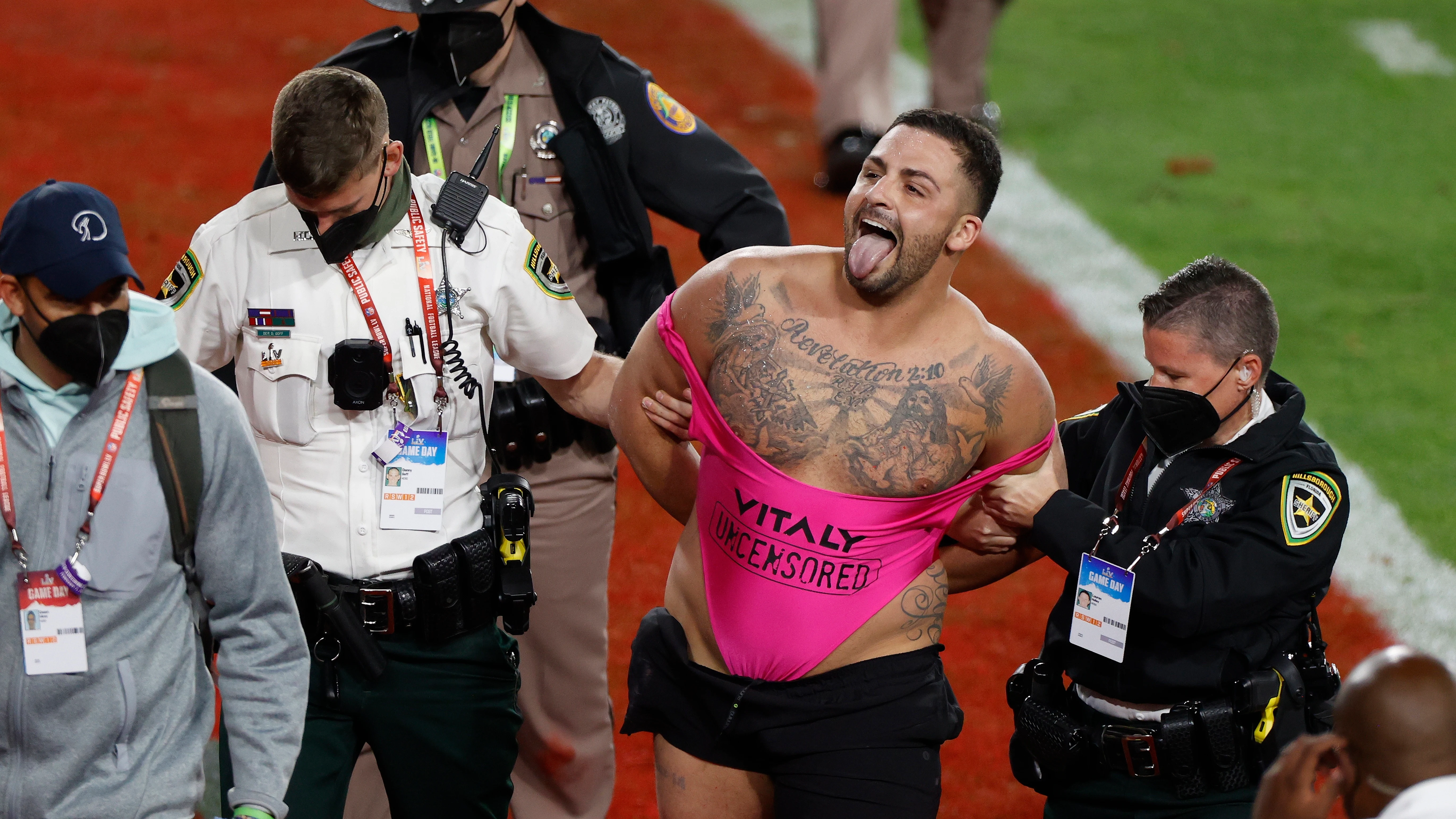Yuri Andrade es arrestado después de saltar al campo de juego durante la Super Bowl Yuri Andrade es arrestado después de saltar al campo de juego durante la Super Bowl