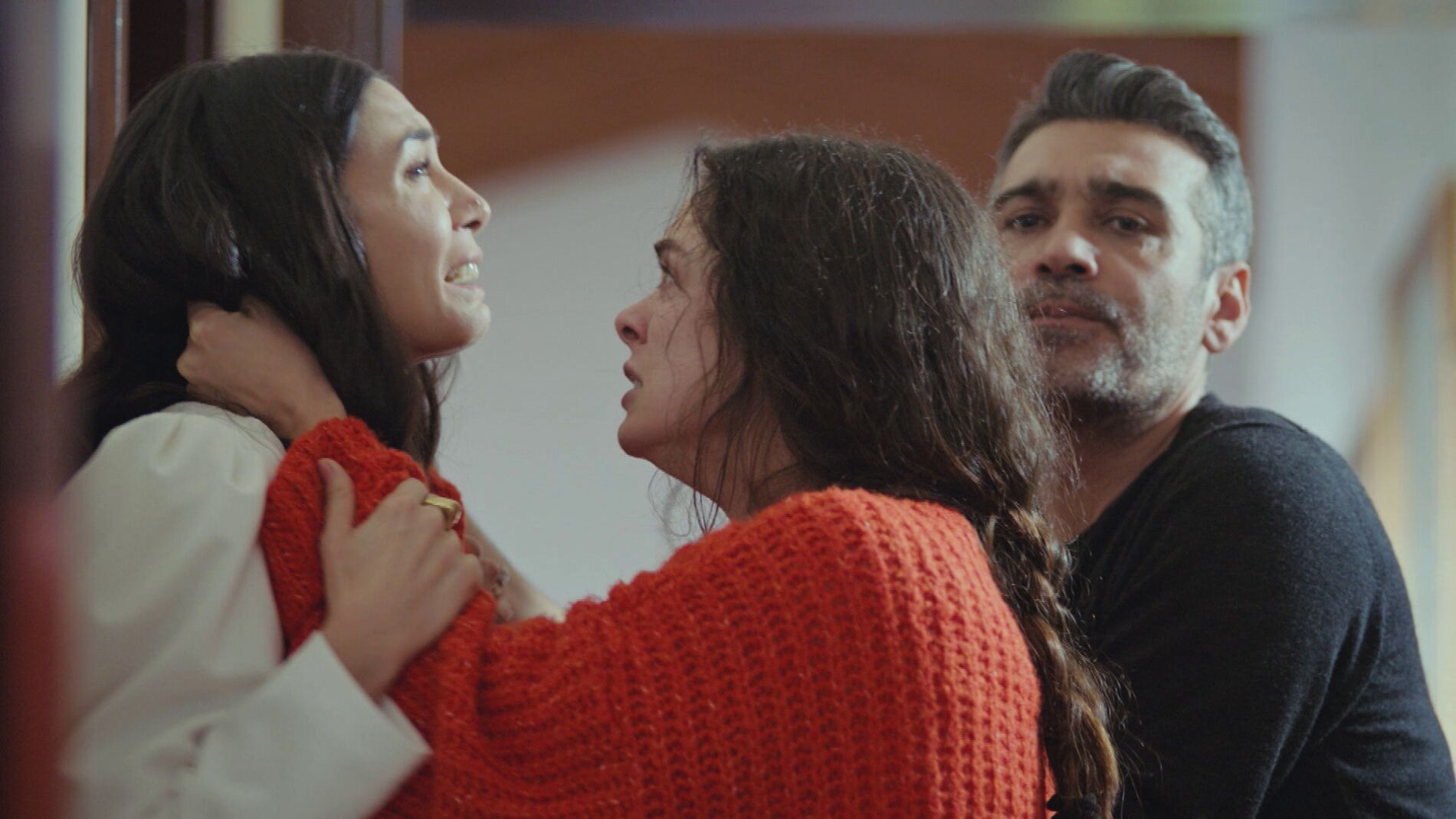 Bahar llega a las manos con Piril al descubrir su gran secreto