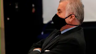 Luis Bárcenas, sentado en el banquillo de los acusados durante la primera sesión del juicio de los "papeles de Bárcenas" Bárcenas