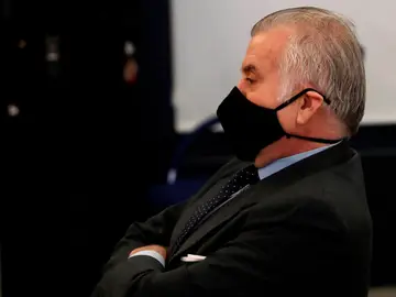 Luis Bárcenas, sentado en el banquillo de los acusados durante la primera sesión del juicio de los "papeles de Bárcenas" Luis Bárcenas, sentado en el banquillo de los acusados durante la primera sesión del juicio de los "papeles de Bárcenas"