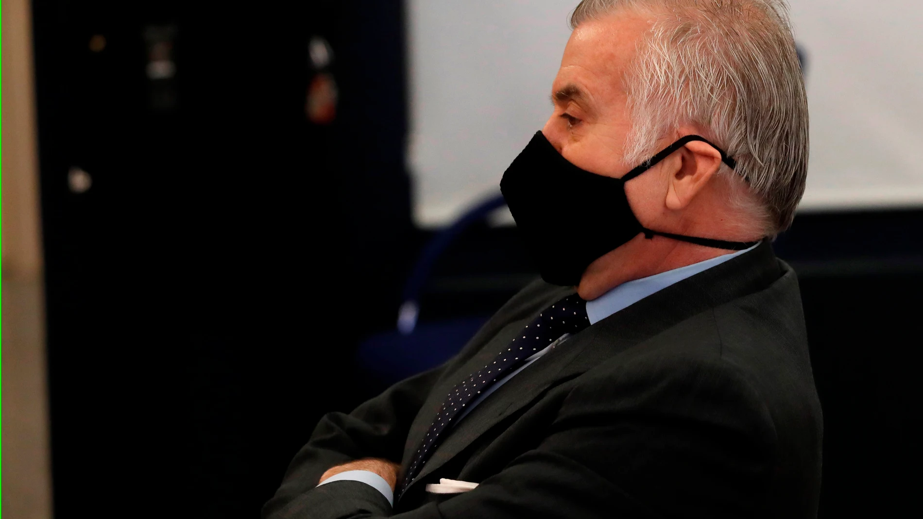 Luis Bárcenas, sentado en el banquillo de los acusados durante la primera sesión del juicio de los "papeles de Bárcenas" Luis Bárcenas, sentado en el banquillo de los acusados durante la primera sesión del juicio de los "papeles de Bárcenas"