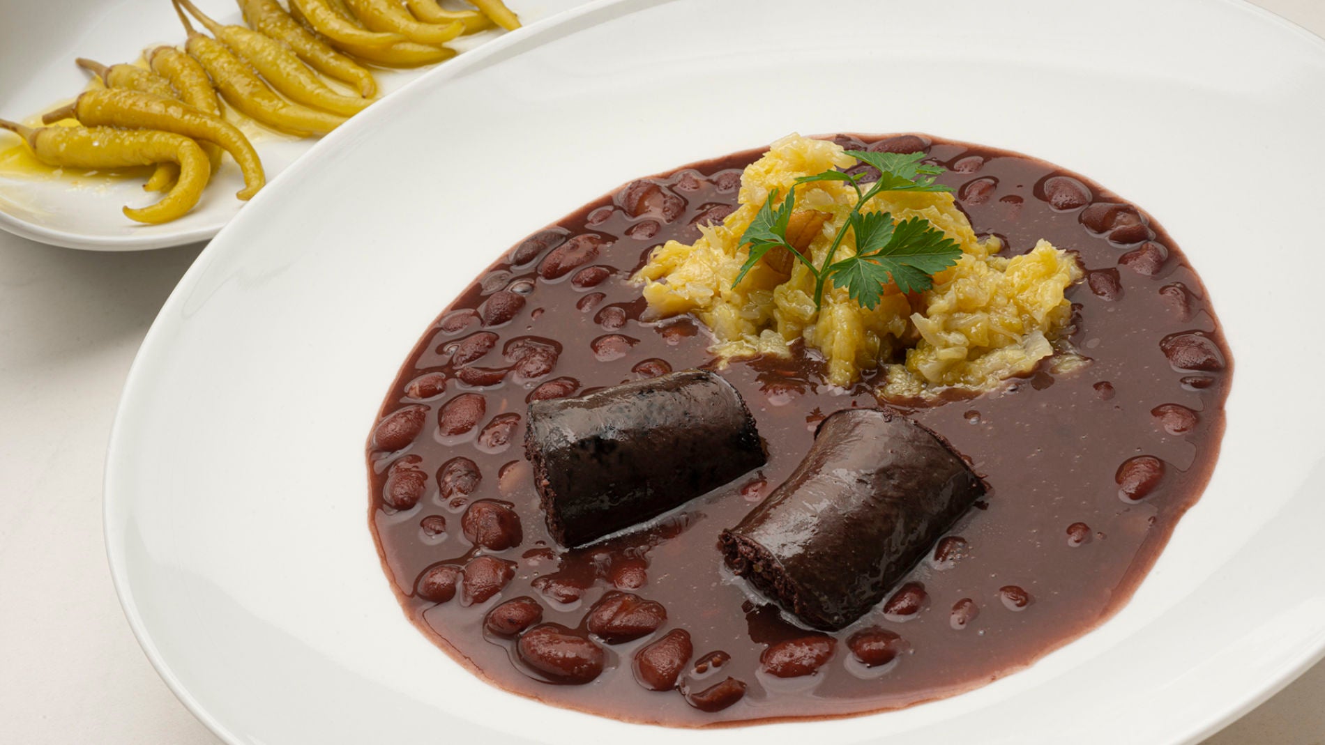 "El manjar" de Karlos Argui&ntilde;ano: alubias de Tolosa con berza y morcilla