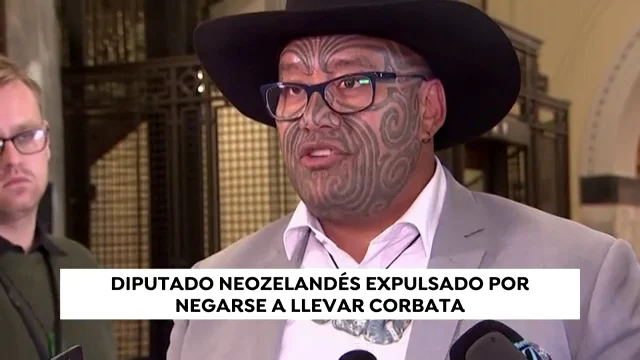 Expulsan al diputado maorí Rawiri Waititi del parlamento por no llevar corbata: "Nunca entregaré mi cultura" Expulsan al diputado maorí Rawiri Waititi del parlamento por no llevar corbata: "Nunca entregaré mi cultura"