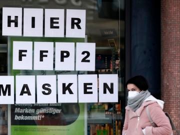 Una mujer pases con su mascarilla puesta por las calles de Berlín