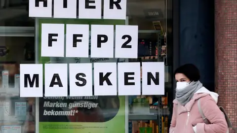 Una mujer pases con su mascarilla puesta por las calles de Berlín Una mujer pases con su mascarilla puesta por las calles de Berlín