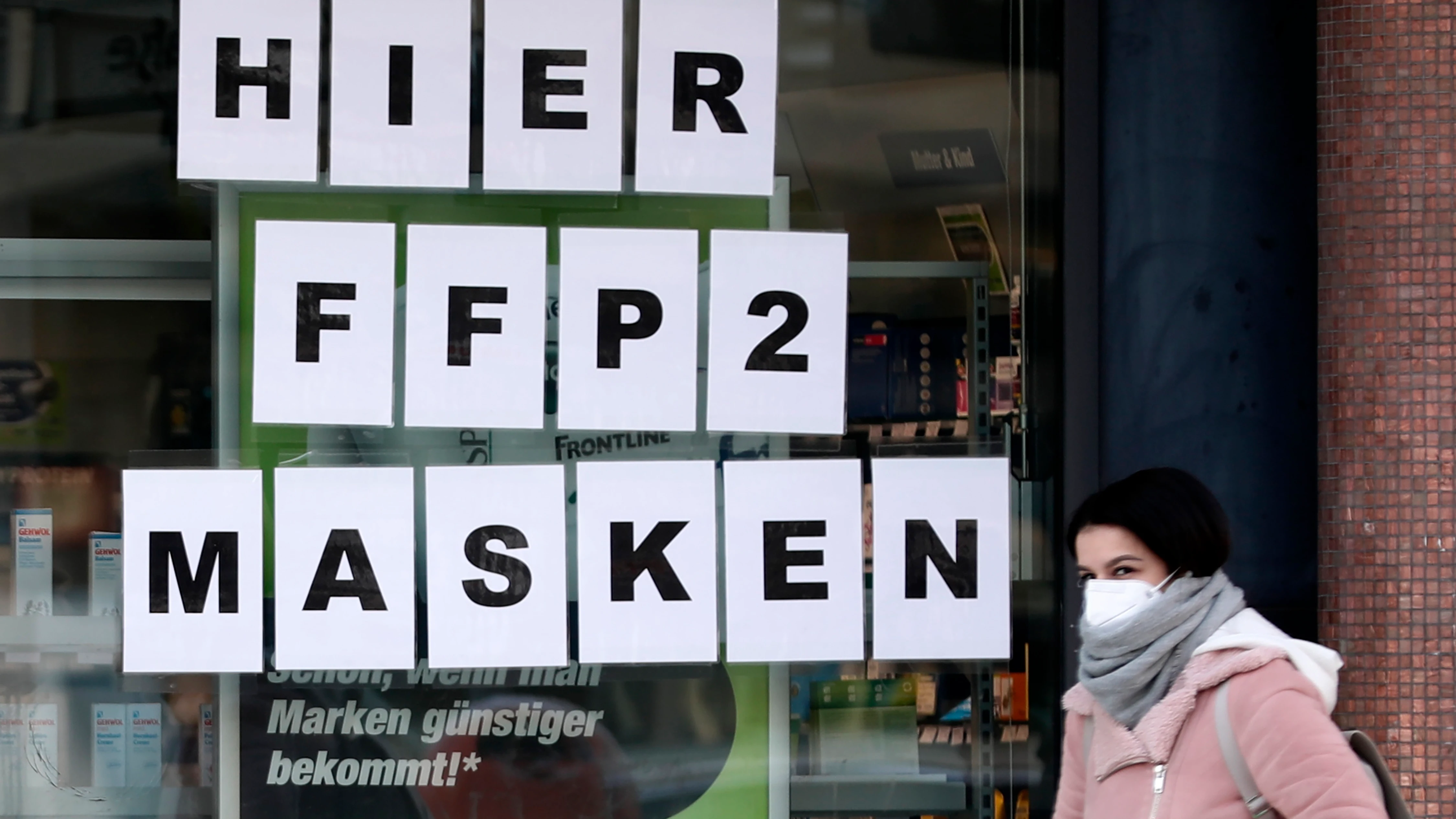 Una mujer pases con su mascarilla puesta por las calles de Berlín Una mujer pases con su mascarilla puesta por las calles de Berlín