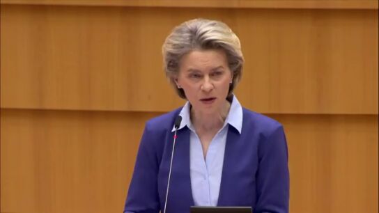 Ursula Von der Leyen admite que la Comisi&oacute;n Europea fue "demasiado optimista" con la entrega de las vacunas del coronavirus