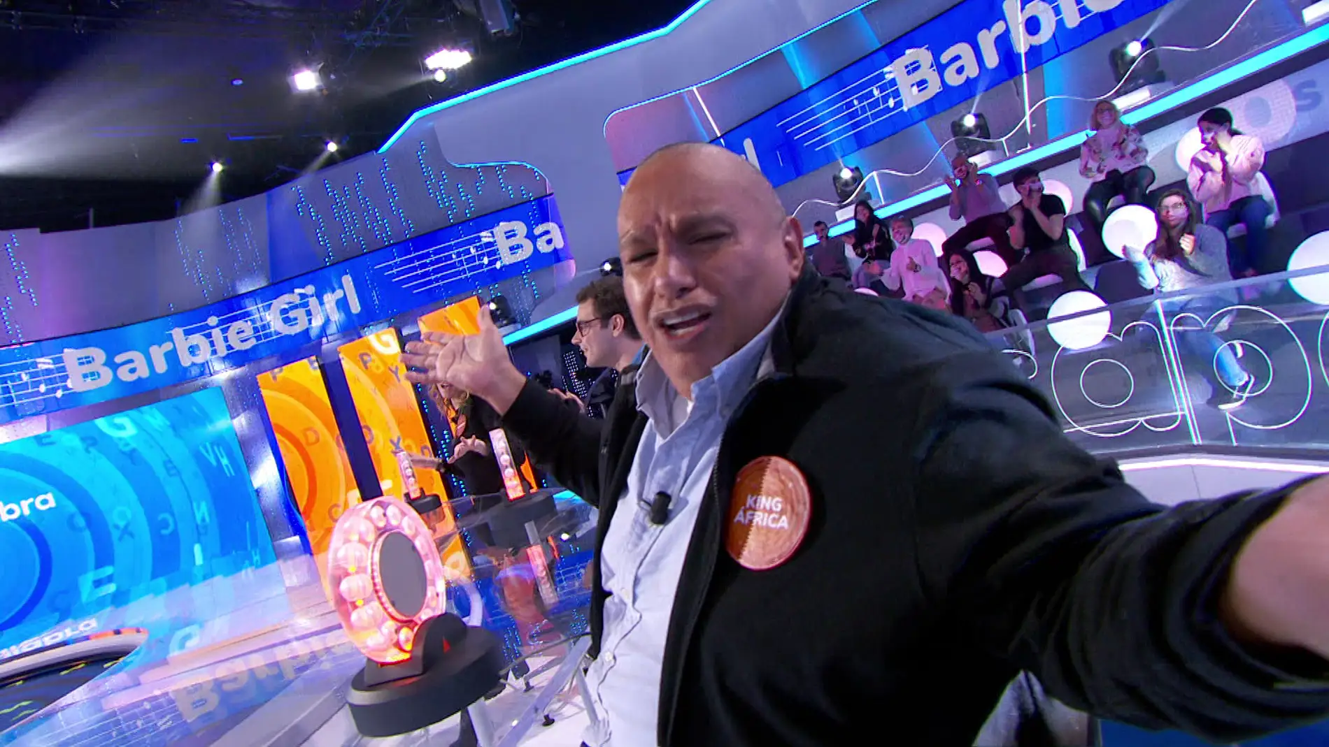 King África se convierte en una ‘Barbie girl’ en ‘La Pista’