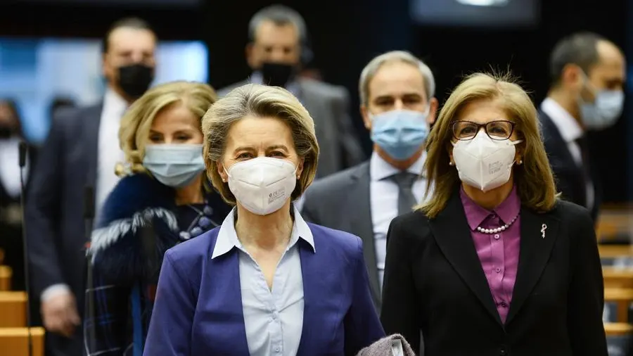 Von der Leyen admite que la Comisión Europea ha sido "demasiado optimista" con la entrega de las vacunas del coronavirus Von der Leyen admite que la Comisión Europea ha sido "demasiado optimista" con la entrega de las vacunas del coronavirus