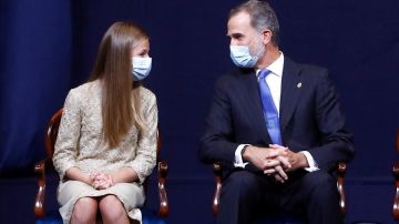 El rey Felipe VI y la princesa Leonor durante la ceremonia de entrega de los Premios Princesa de Asturias 2020.