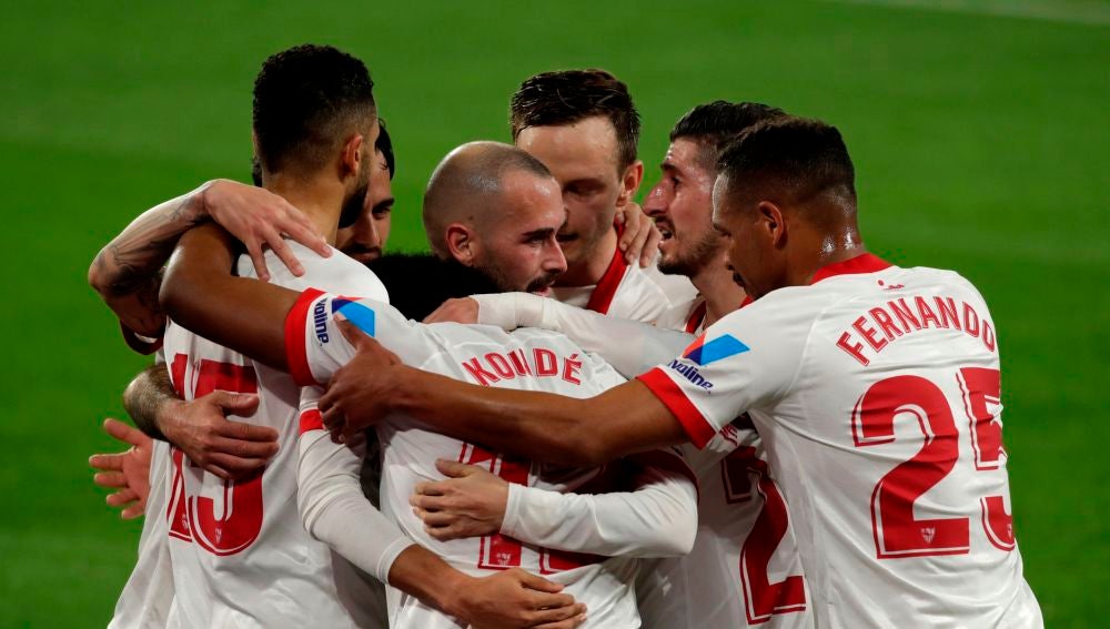 Los jugadores del Sevilla celebran un gol ante el Barcelona