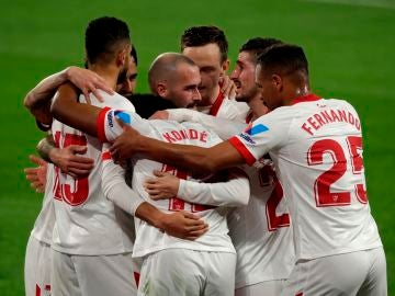 Los jugadores del Sevilla celebran un gol ante el Barcelona