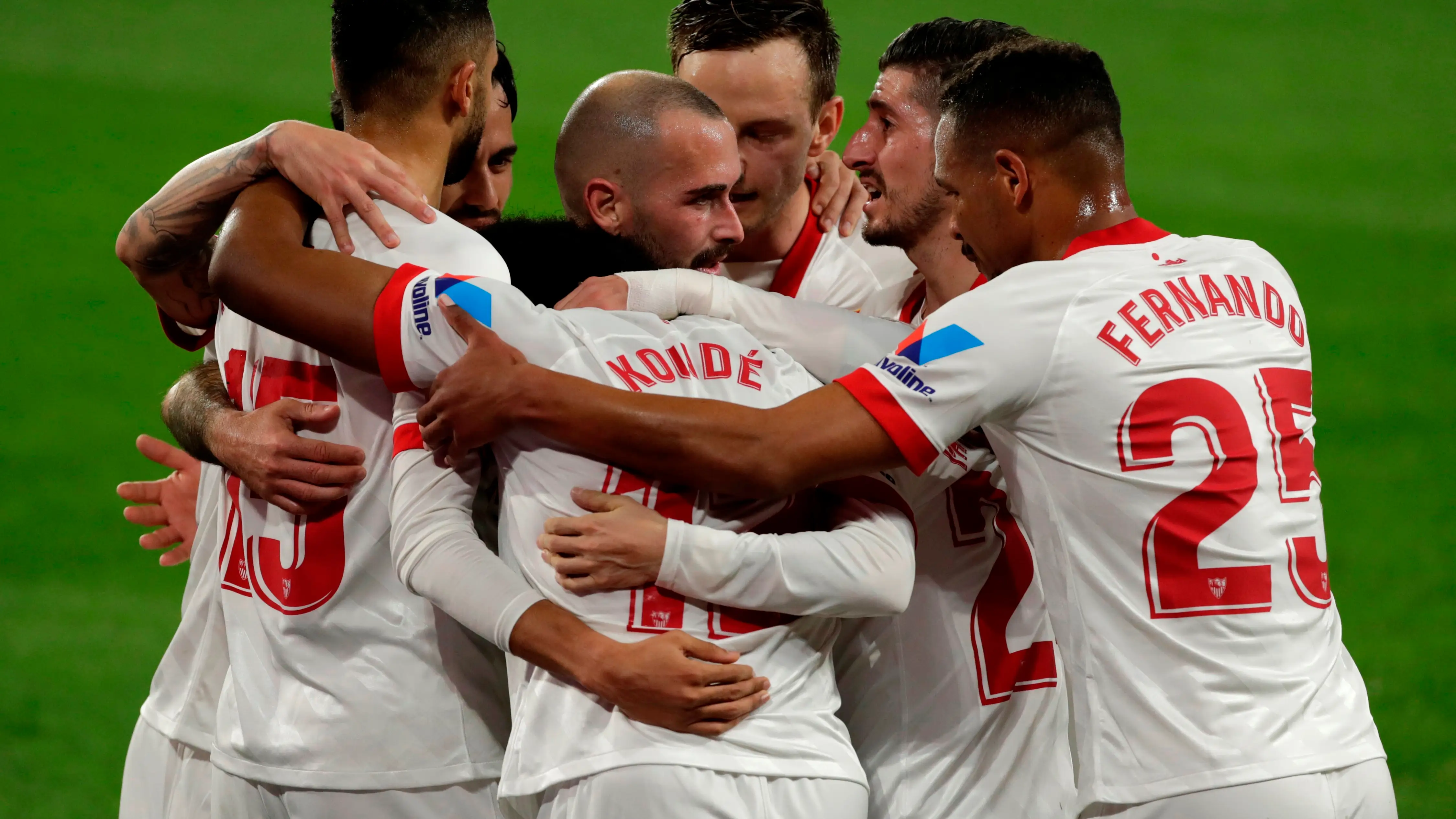 Los jugadores del Sevilla celebran un gol ante el Barcelona