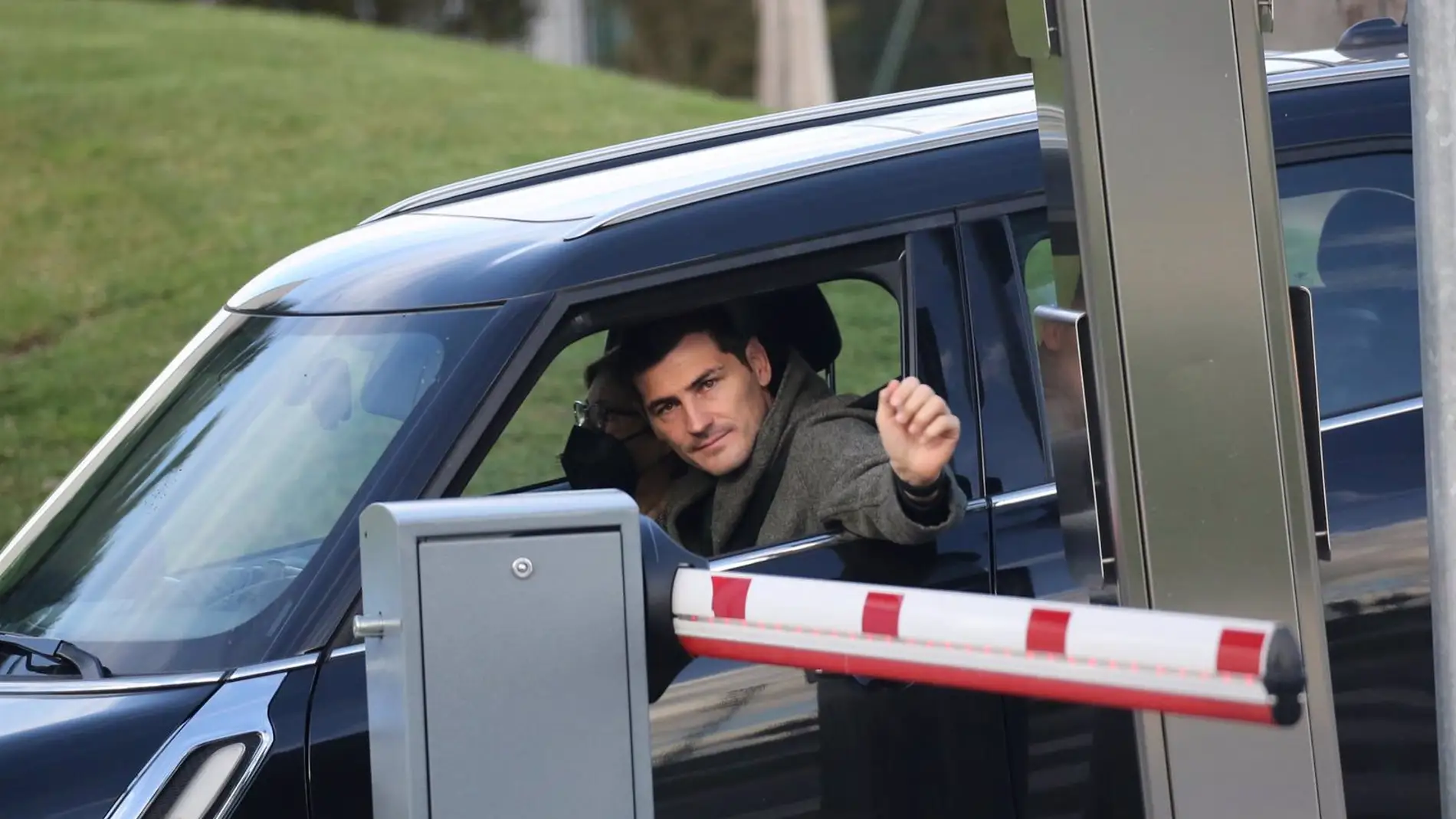 Iker Casillas llegando al hospital