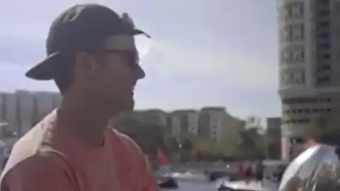 Tom Brady celebra la Super Bowl lanzando el trofeo de un barco a otro y termina hasta arriba de tequila Tom Brady celebra la Super Bowl lanzando el trofeo de un barco a otro y termina hasta arriba de tequila